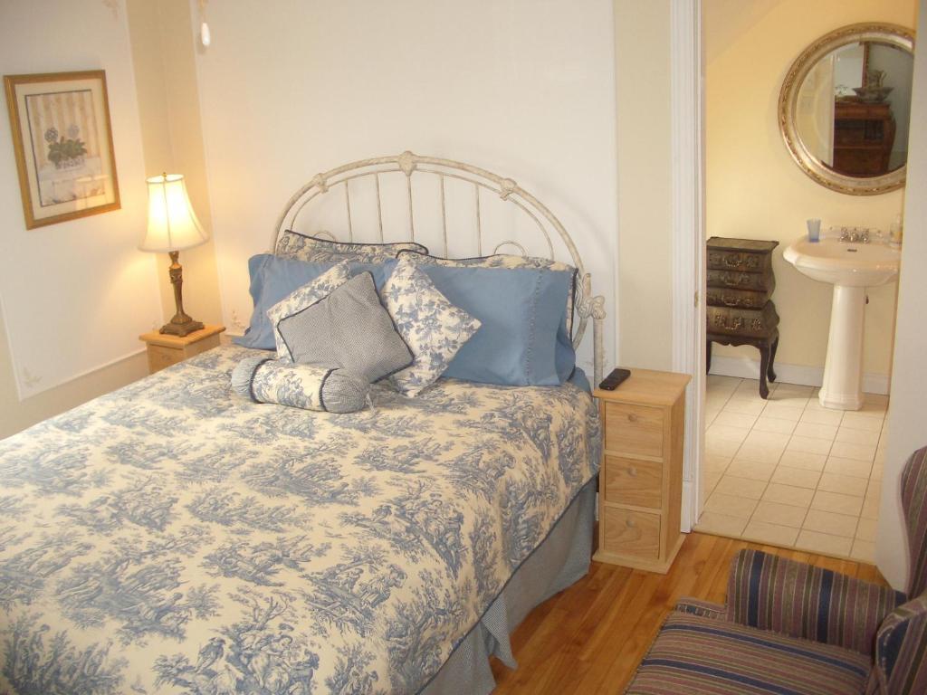 Auberge Marquis De Montcalm Sherbrooke Room photo